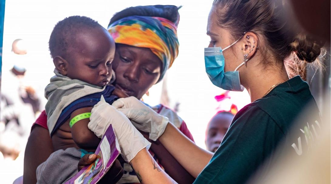 Une stagiaire en Médecine aide un enfant au Kenya Une stagiaire en Médecine aidant les enfants au Kenya
